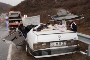 Otomobil, TIR'ın dorsesine &ccedil;arptı: 1 &ouml;l&uuml;, 2 yaralı