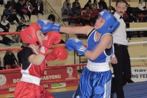 Kadın boks&ouml;rler kazanmak i&ccedil;in ringe &ccedil;ıktı