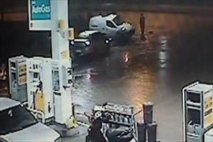 Ara&ccedil; petrol istasyonuna b&ouml;yle u&ccedil;tu