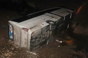 &Ccedil;anakkale'de ka&ccedil;akları taşıyan otob&uuml;sle otomobil &ccedil;arpıştı: 6 &ouml;l&uuml;, 30 yaralı
