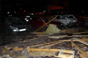 Kayseri'de şiddetli r&uuml;zgar ağa&ccedil; devirdi, &ccedil;atı u&ccedil;urdu