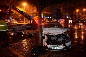 Otomobil ile hafif ticari ara&ccedil; kavşakta &ccedil;arpıştı: 1 &ouml;l&uuml;, 3 yaralı