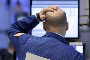 &Ccedil;in d&uuml;nyayı alev alev yaktı, borsalar d&uuml;şt&uuml;, dolar g&uuml;&ccedil;lendi