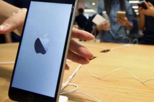 Apple yeni yılda rekor &uuml;st&uuml;ne rekor kırdı