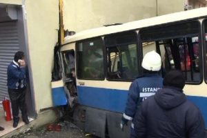 İstanbul'da yolcu minib&uuml;s&uuml; duvara &ccedil;arptı: Yaralılar var