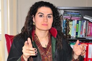 Şiddet g&ouml;ren kadınları onlar savunuyor