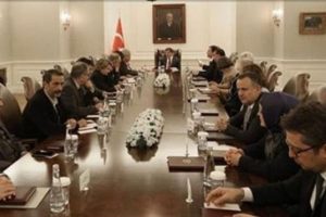 Başbakan Davutoğlu '&ccedil;&ouml;z&uuml;m masası'na d&ouml;nmek istiyor