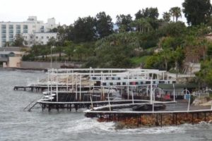 Kuşadası'nda dalgalar plajları d&ouml;vd&uuml;