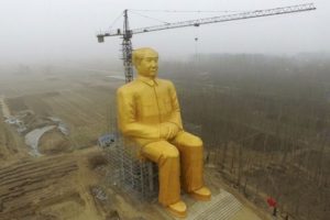 Patronların inşa ettirdiği Mao heykeli yıkıldı