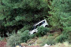Ortağına kızdı, aracını u&ccedil;uruma attı