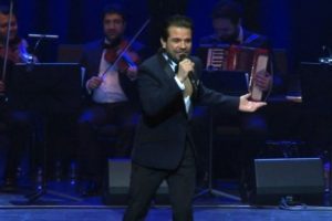Kenan Doğulu'dan unutulmaz Zeki M&uuml;ren taklidi