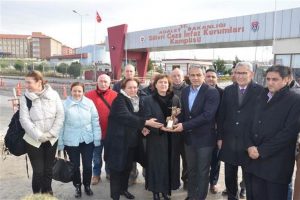 Silivri Cezaevi &ouml;n&uuml;nde Can D&uuml;ndar i&ccedil;in 'Basın &Ouml;zg&uuml;rl&uuml;ğ&uuml;' &ouml;d&uuml;l t&ouml;reni