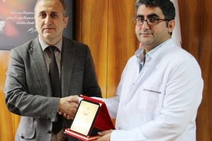 Cizre'de g&ouml;rev yapan doktora plaket