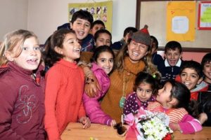 Manken Tuğba &Ouml;zay Van'da &ouml;ğrencilere yardım dağıttı
