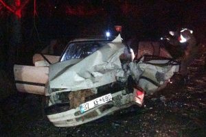 Hurdaya d&ouml;nen ara&ccedil;ların i&ccedil;erisinden sağ &ccedil;ıktılar