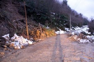 Heyelanın kapattığı yol ulaşıma a&ccedil;ıldı