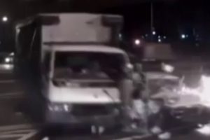 Kamyonet s&uuml;r&uuml;c&uuml;s&uuml; camdan fırladı!