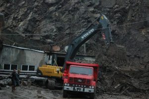 Heyelan nedeniyle 6 iş yerine tahliye kararı