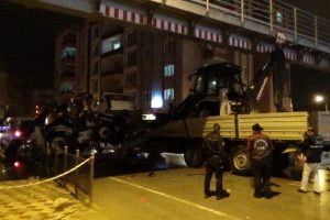 İş makinesi taksinin &uuml;zerine d&uuml;şt&uuml;: 1 &ouml;l&uuml;