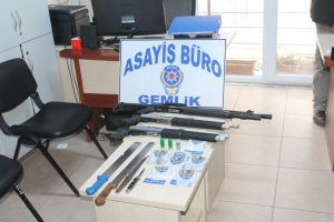 Bursa Gemlik'te uyuşturucu ve silah ele ge&ccedil;irildi