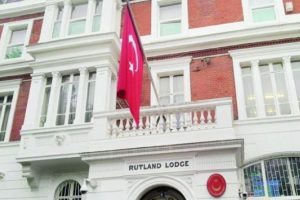 İngiltere, T&uuml;rk diplomatların maaşlarını kesti