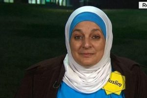 Trump'ın konuşmasını protesto eden baş&ouml;rt&uuml;l&uuml; kadın dışarı atıldı