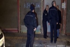Suriyeli arkadaşlar berber d&uuml;kkanında bı&ccedil;aklandı