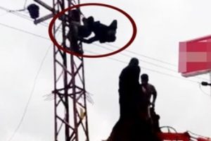 Akıma kapılan elektrik ustası direkte asılı kaldı