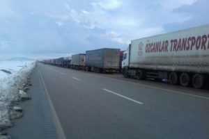 G&uuml;rbulak'ta 15 kilometrelik TIR kuyruğu