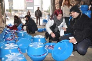 Hayvanseverler, plastik leğenlerden 'Kedi Evi' yaptı