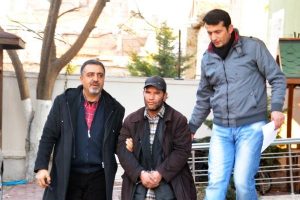 &Ccedil;arpıp ka&ccedil;tı, kırık cam par&ccedil;alarından yakalandı