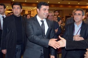 "Okyanustaki k&uuml;&ccedil;&uuml;k balıklar gibiyiz"