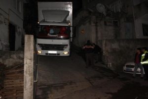 Kamyon, dar yolda ev ile duvar arasına sıkıştı