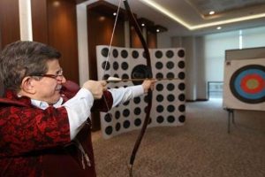 Başbakan Davutoğlu ok&ccedil;uluktaki h&uuml;nerlerini sergiledi