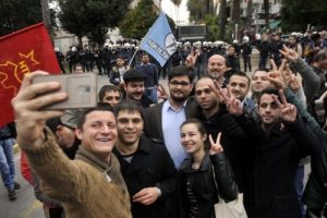 Y&uuml;r&uuml;t&uuml;lmeyince polis manzaralı 'selfie' &ccedil;ektiler
