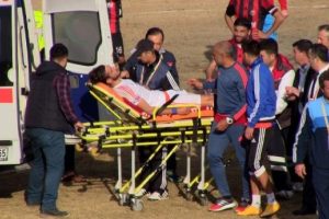 Dili boğazına ka&ccedil;an futbolcuyu doktor hakem kurtardı