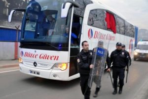 Zonguldak'ta D&uuml;zcespor'lu futbolcuları taşıyan otob&uuml;se taşlı saldırı