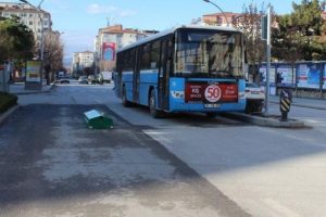 Yol ortasındaki tabut g&ouml;renleri şaşkına &ccedil;evirdi