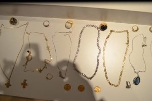 İstanbul'da 8 evi soyan hırsızlar su&ccedil;&uuml;st&uuml; yakalandı