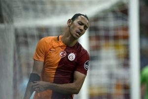 Umut Bulut'un burnu kırıldı