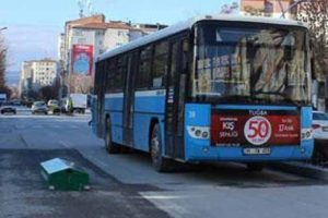 Yol ortasındaki tabut g&ouml;renleri şaşkına &ccedil;evirdi