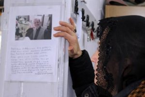 &Ouml;lmeden 2 yıl &ouml;nce taziyesine gelenler i&ccedil;in not yazdı