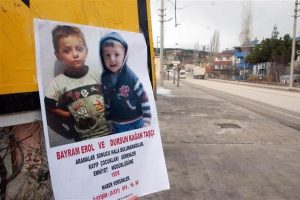 Kayıp &ccedil;ocukları bulmak i&ccedil;in barajın suyu kesildi
