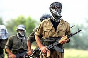 Ter&ouml;ristler ka&ccedil;ırdıkları ambulanstaki tıbbi malzemeleri &ccedil;aldı