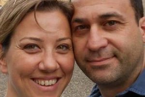 Seyir halindeki otomobilin &uuml;zerine taş par&ccedil;ası d&uuml;şt&uuml;