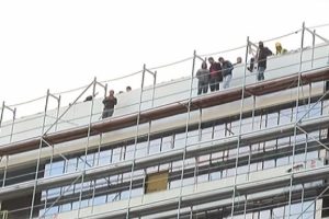 İş&ccedil;ilerin maaş isyanı &ccedil;atıya &ccedil;ıkarttı
