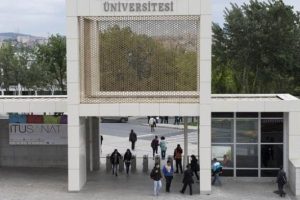 İT&Uuml;'de cuma namazı saatinde ders yok