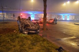 Takla atan otomobilden ka&ccedil;tılar