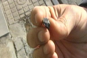 Patlamanın ardından etrafa metal par&ccedil;aları yayıldı...