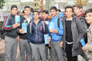 Lise &ouml;ğrencileri uyuşturucuya karşı bilgilendiriliyor